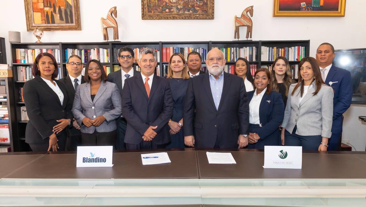 Equipos de Parque del Prado y Grupo Blandino durante la firma del acuerdo