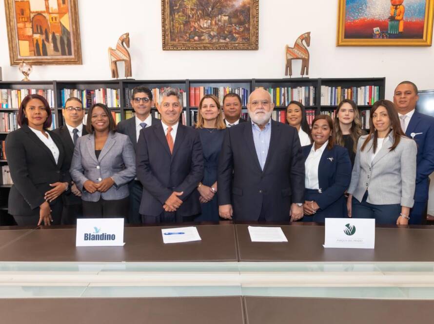 Equipos de Parque del Prado y Grupo Blandino durante la firma del acuerdo