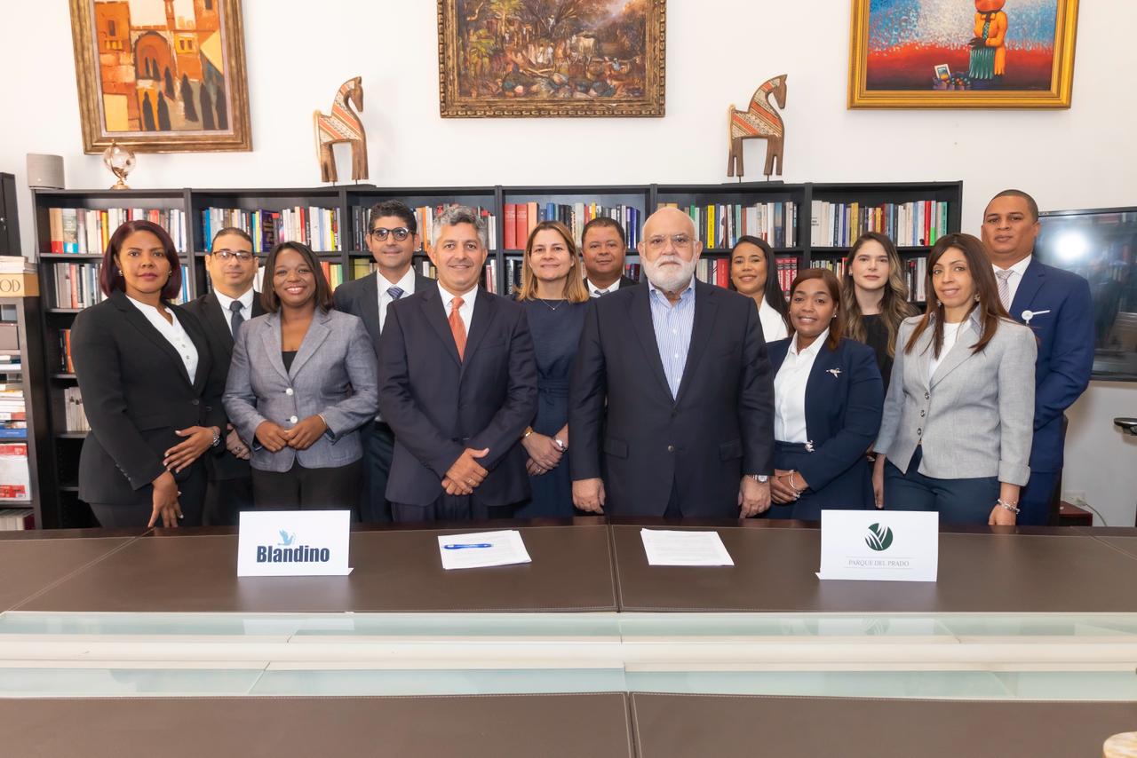 Equipos de Parque del Prado y Grupo Blandino durante la firma del acuerdo